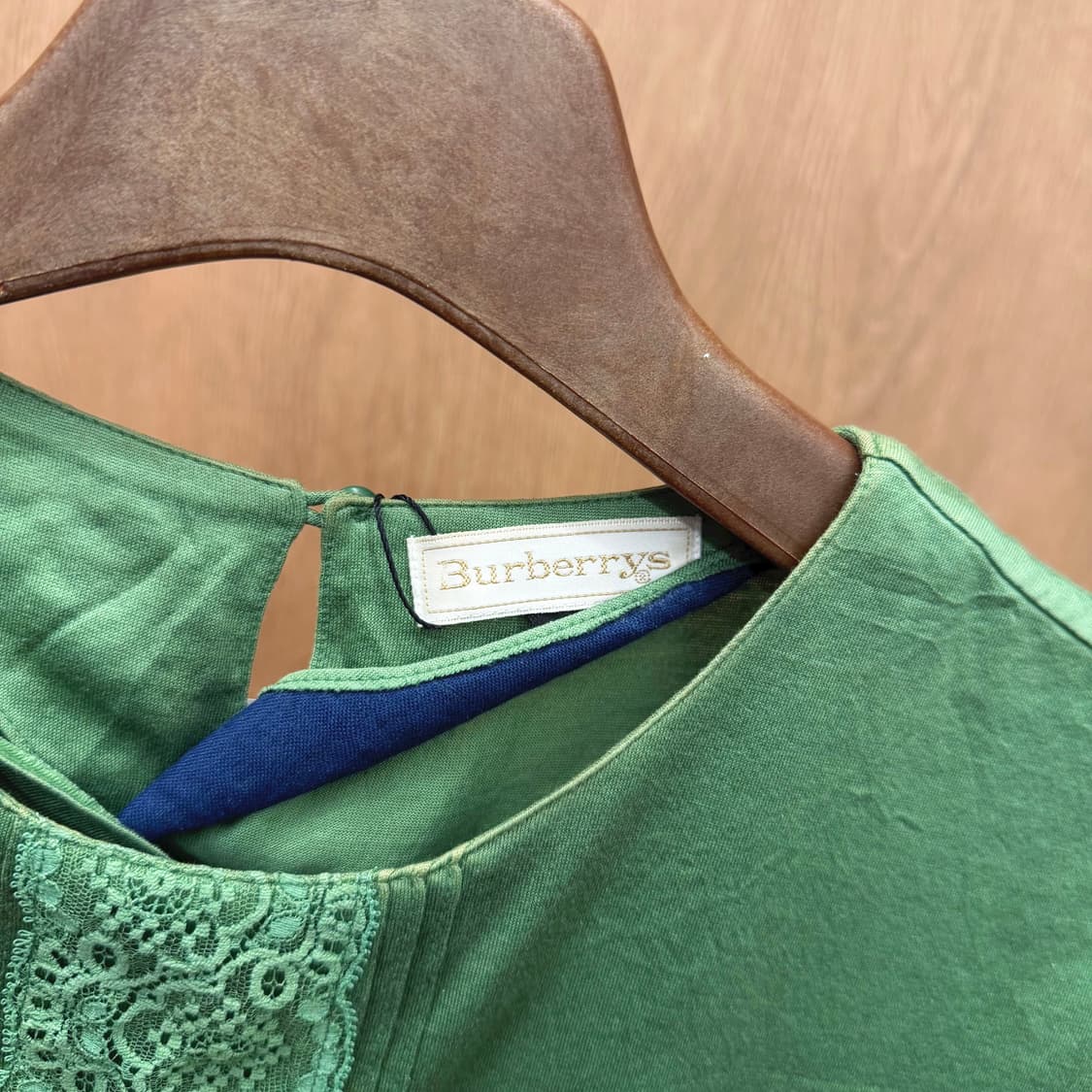 버버리 슬리브리스 프론트 블라우스 레이스 패널 디테일 루즈핏 그린 상품이미지6