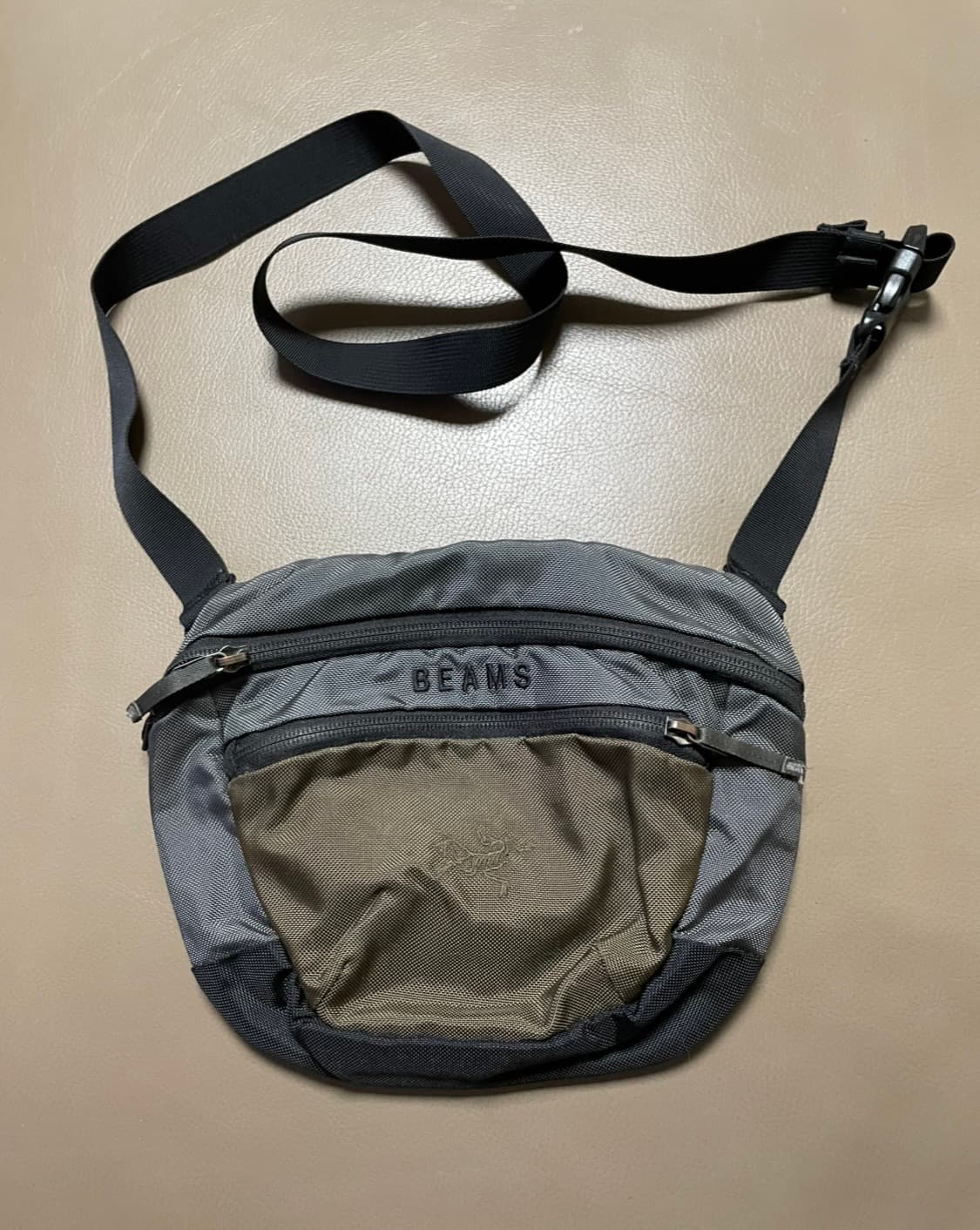 아크테릭스 x 빔즈 맨티스 크로스백 상품이미지1