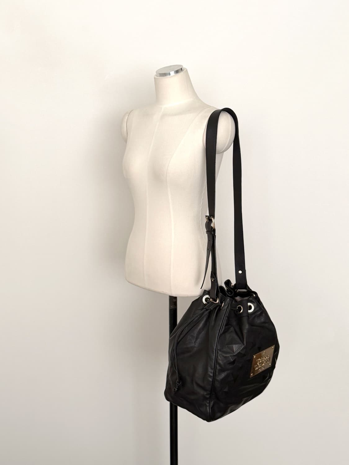 비비안웨스트우드 골드 플레이트 드로스트링 버킷백 상품이미지3