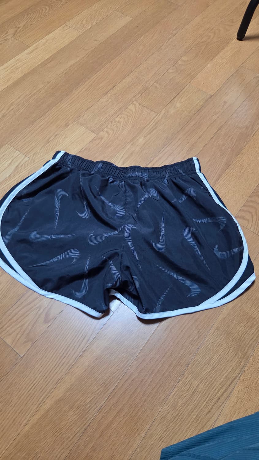 새상품급) 나이키  스우시 여성 러닝 쇼츠 L 상품이미지3