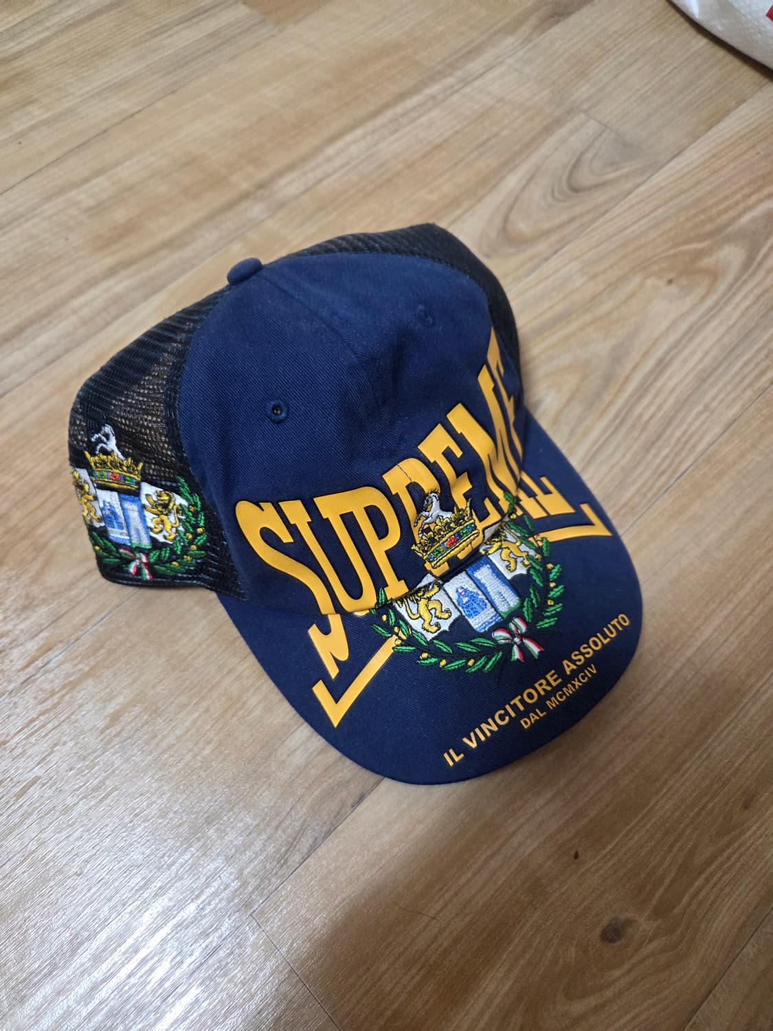 슈프림 크레스트 메쉬 백 6-패널 네이비 - 25FW 상품이미지1