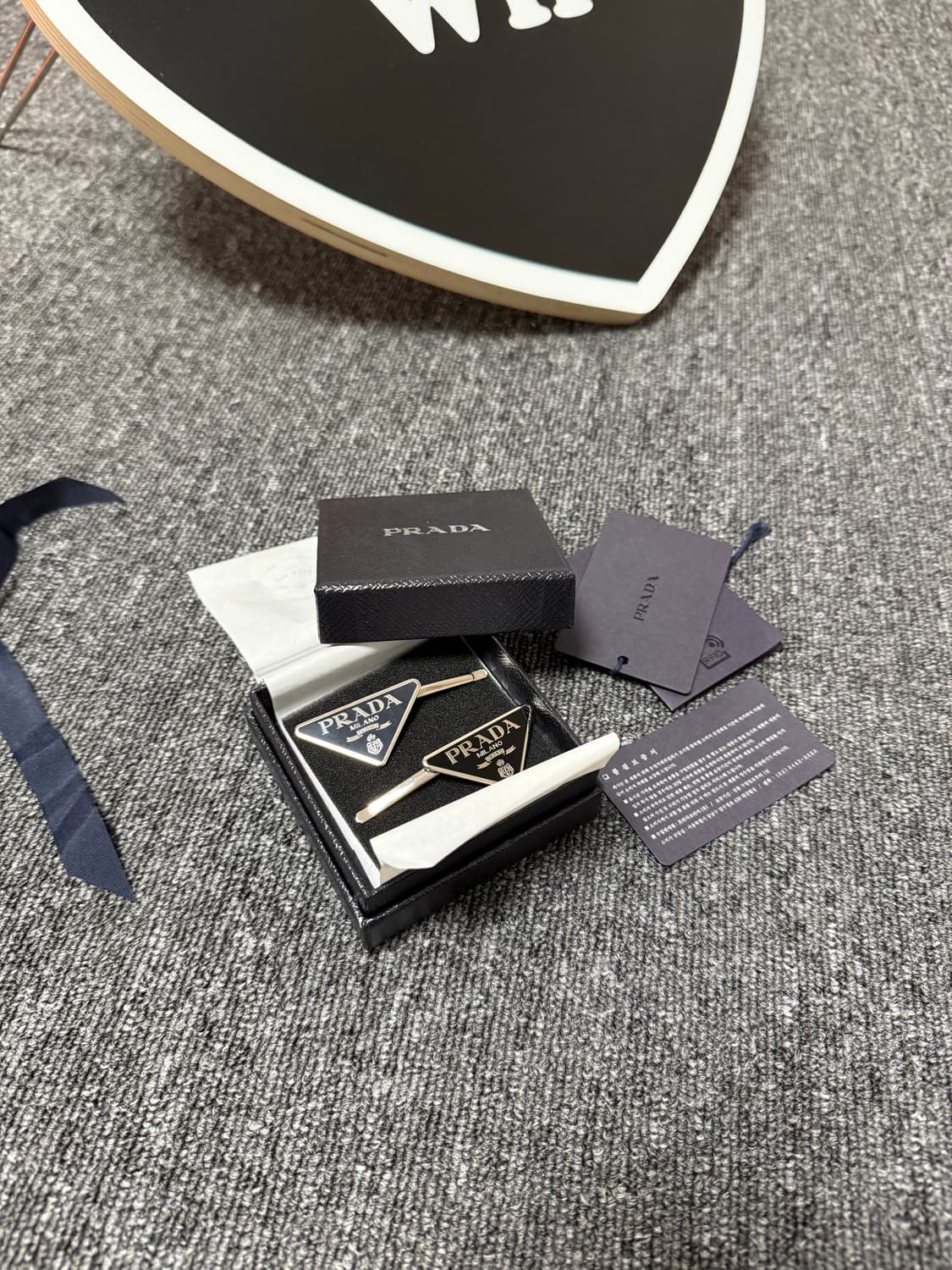 [ONE SIZE] 프라다 삼각로고 메탈 클립 헤어핀 블랙 상품이미지1