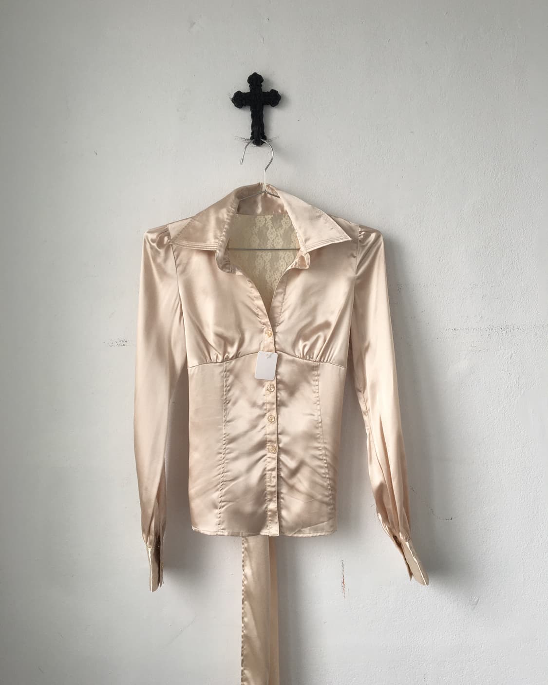 Back lace point glossy shirt 상품이미지2