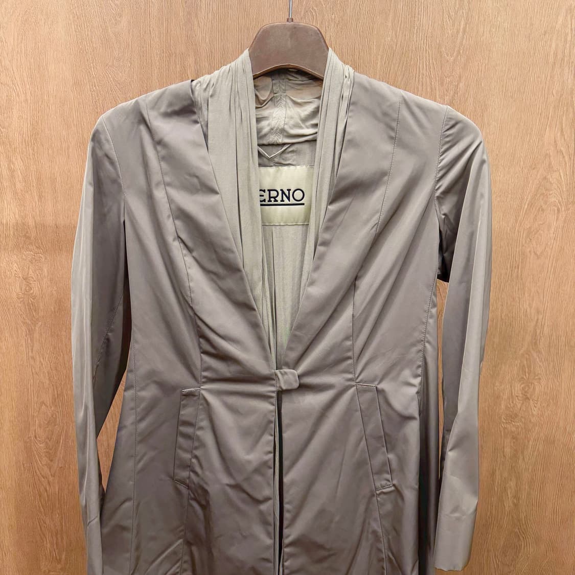 에르노 경량 미디 코트 드레이프 넥 세로 절개 사이드 포켓 디테일 베이지 상품이미지4