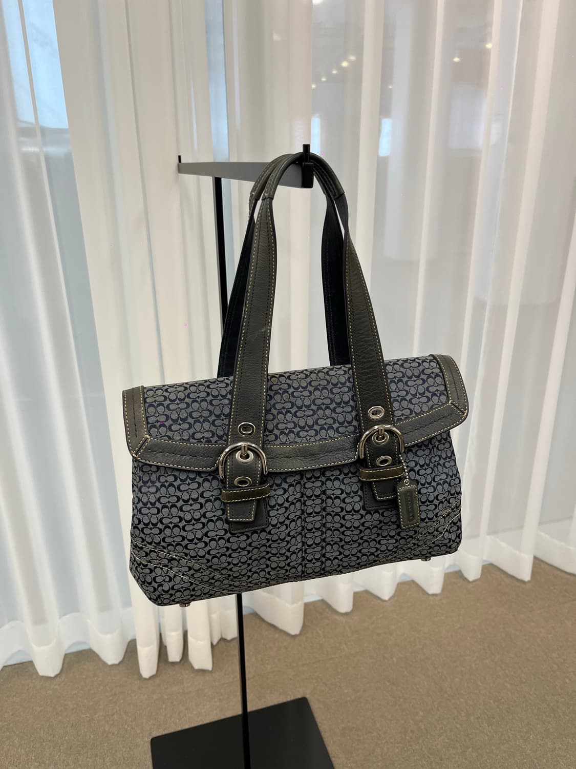 Coach Gray & Navy Shoulder Bag 상품이미지3