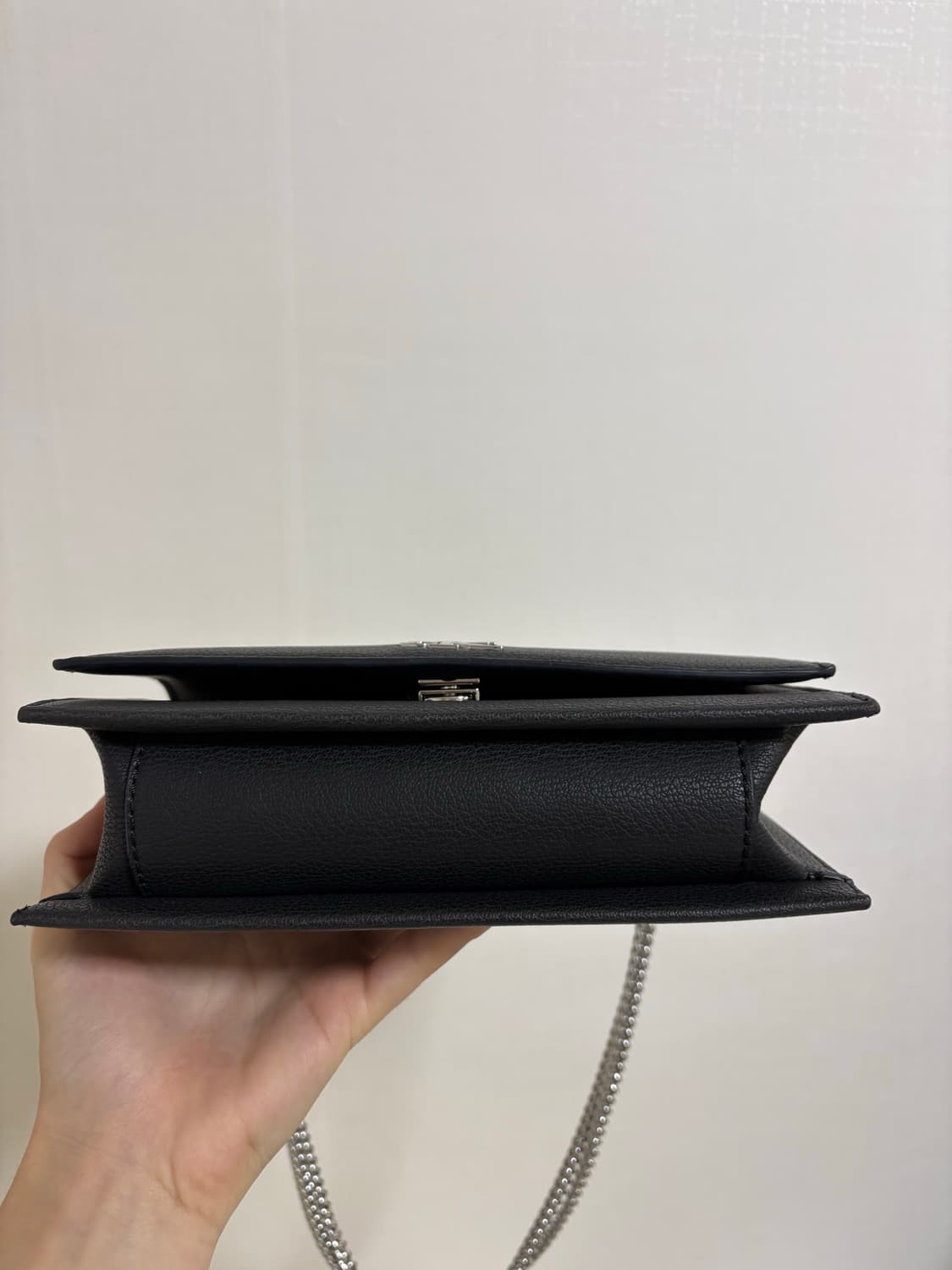 캘빈클라인 미니멀 모노그램 플랩 체인 숄더백 상품이미지3