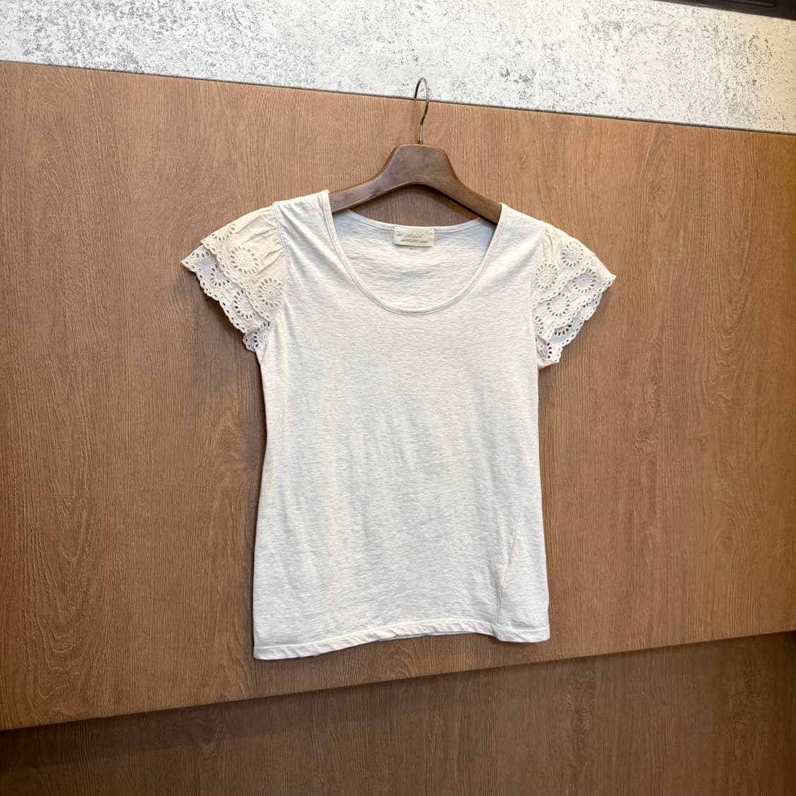 빈티지 티셔츠 캡소매 티셔츠 펀칭 레이스 슬리브 디테일 아이보리 상품이미지1