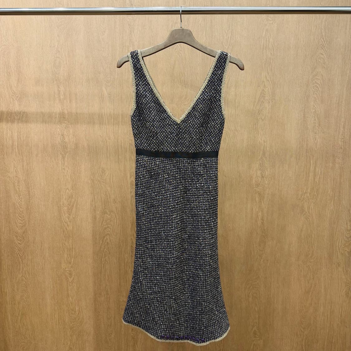 프라다 브이넥 슬리브리스 원피스 트위드 머메이드 실루엣 디테일 브라운 상품이미지2