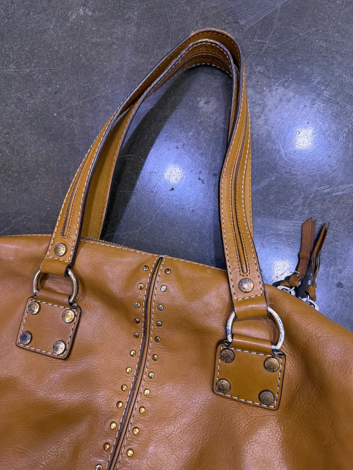 마이클코어스 아스터 스터드 카멜 레더 토트백 👜 상품이미지3