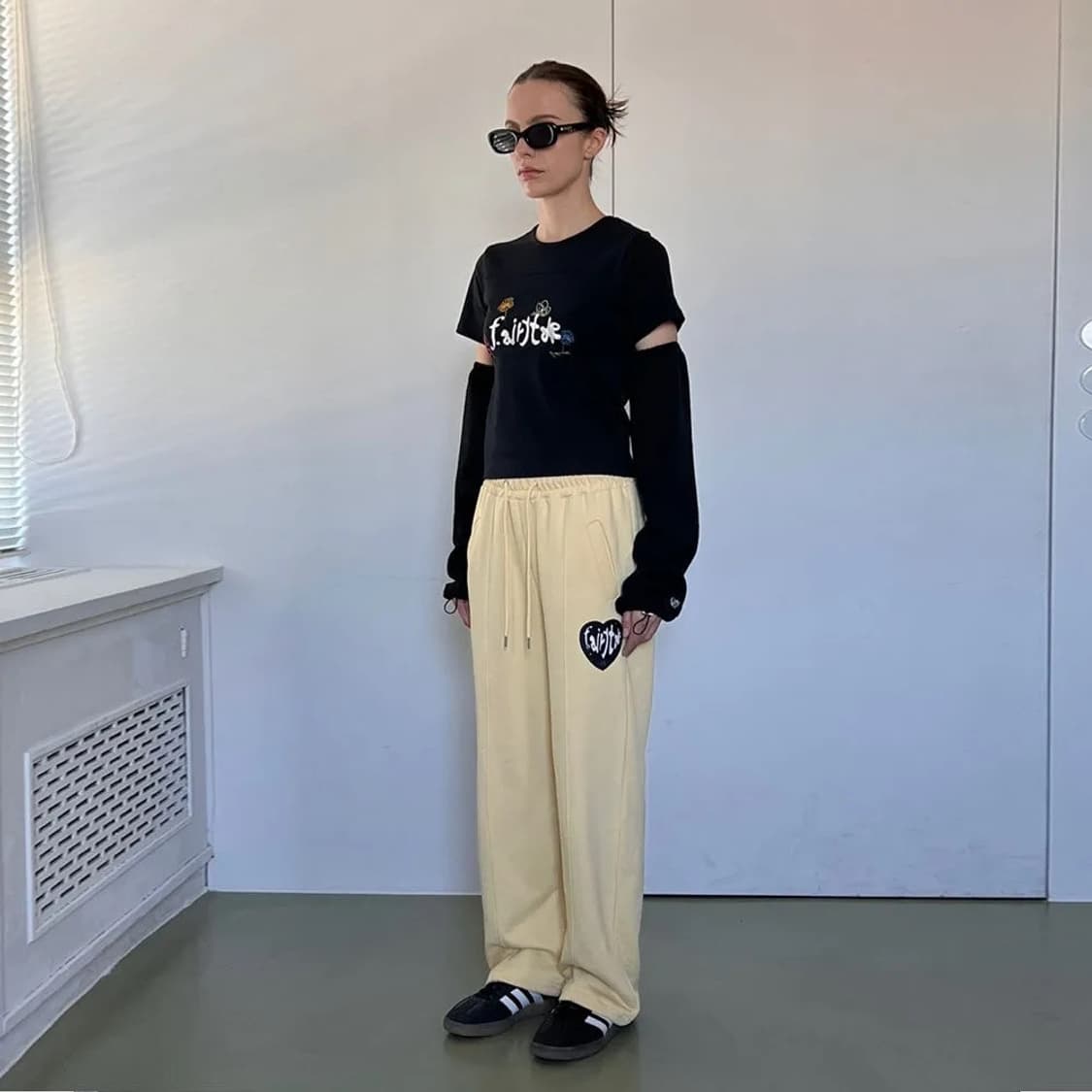 페어리테일이즈데얼 가든 자수 크롭 반팔티 블랙 상품이미지2