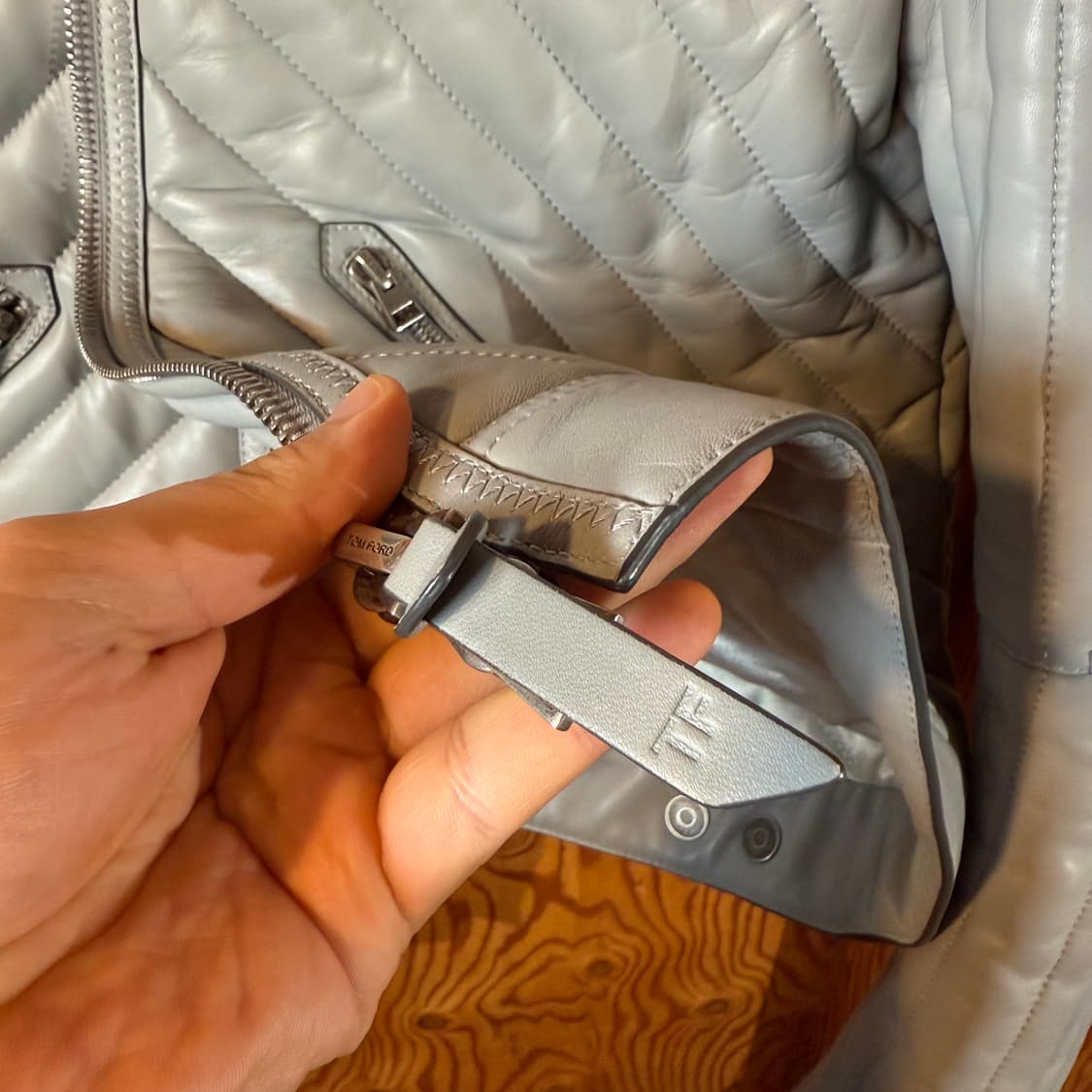 톰포드 양가죽 그레이 패딩 라이더 자켓 판매 합니다. 상품이미지5