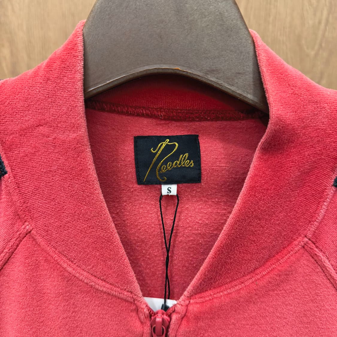 니들스 벨벳 트랙 자켓 사이드 스트라이프 버터플라이 로고 자수 레드 상품이미지7