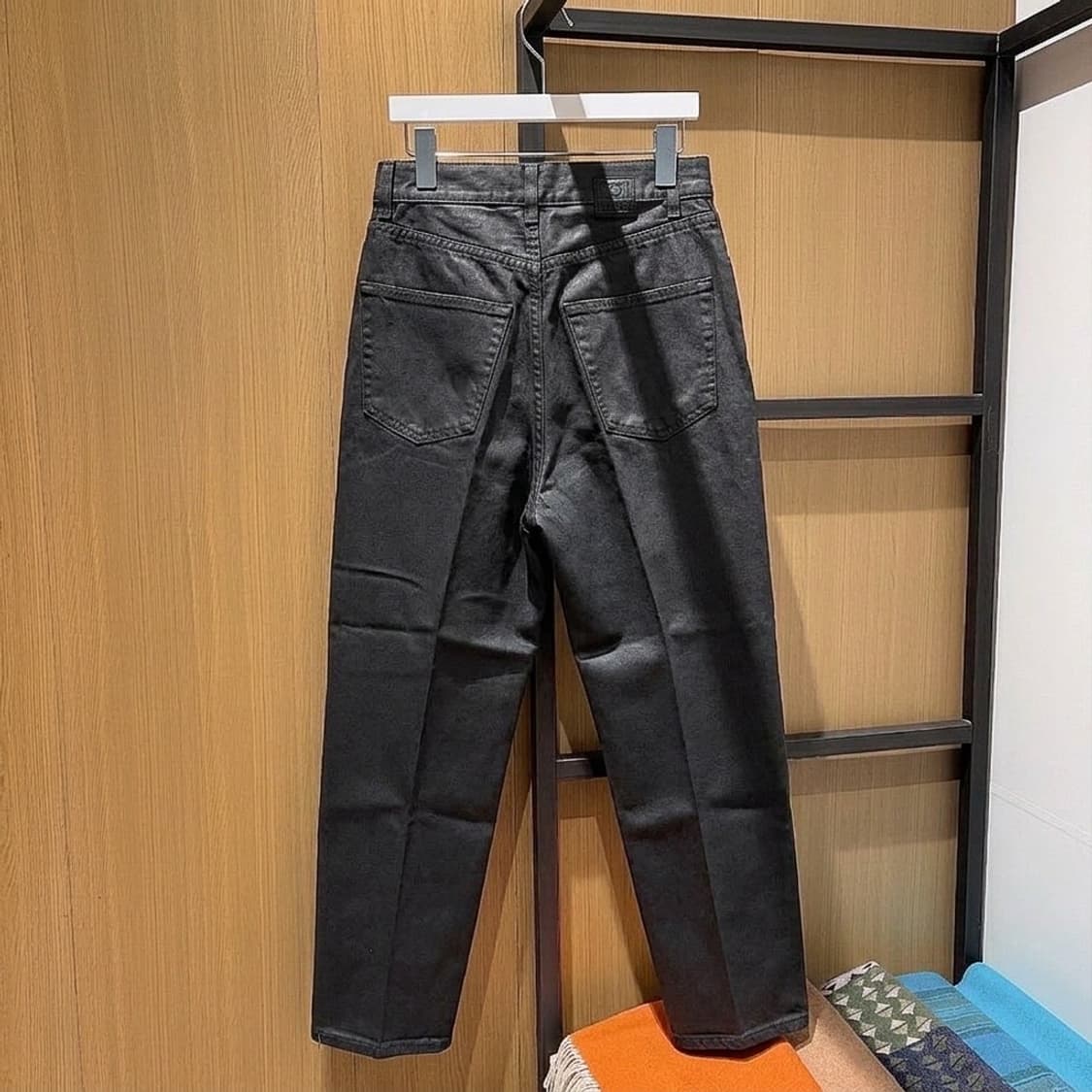 (정품/새상품) TOTEME 토템 여성 블랙 테이퍼드 데님 팬츠 상품이미지2