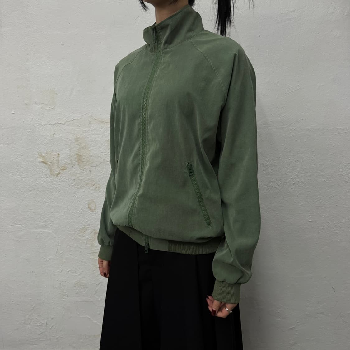 빔즈(BEAMS) 카키컬러 폴리에스터 더블 집업 하이넥 테크 윈드브레이커 상품이미지1