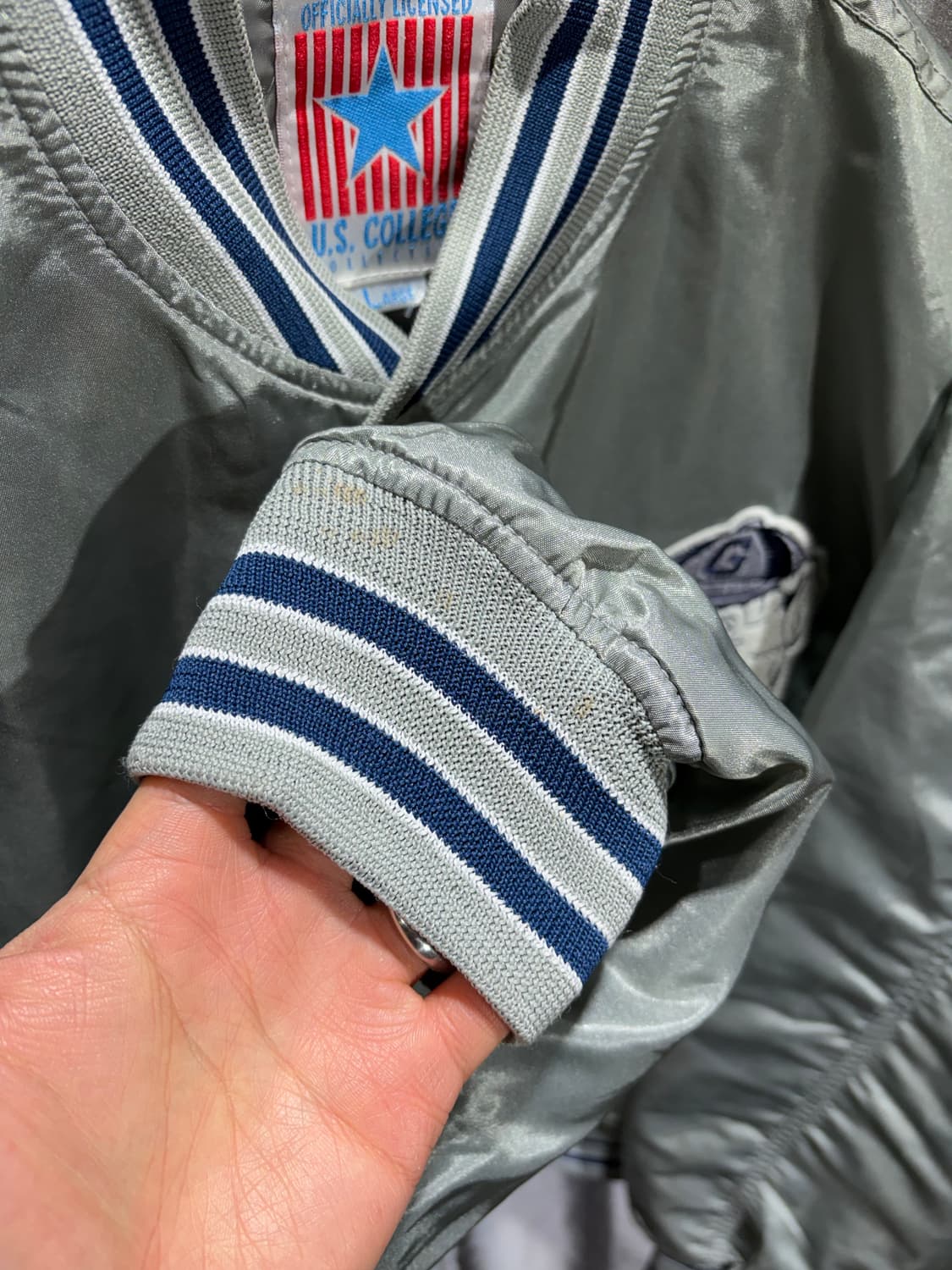 L U.S. College Hoyas 불독패치 사틴 실버 블루종 상품이미지9