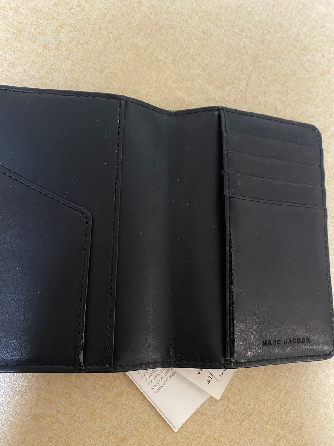 마크제이콥스 블랙 레더 여권 지갑 상품이미지2