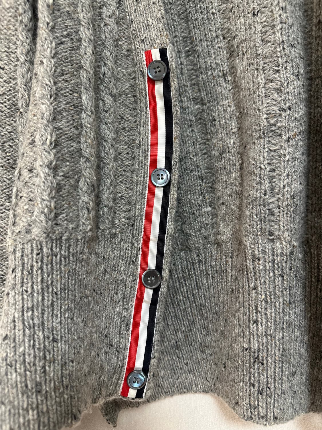 [4size] 톰브라운 23FW 모헤어 아란케이블 가디건 그레이 상품이미지5