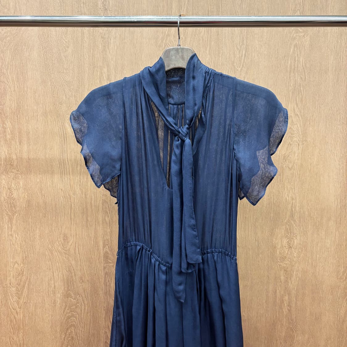 살바토레 페라가모 실크 원피스 러플 캡 슬리브 타이넥 셔링 디테일 네이비 상품이미지4