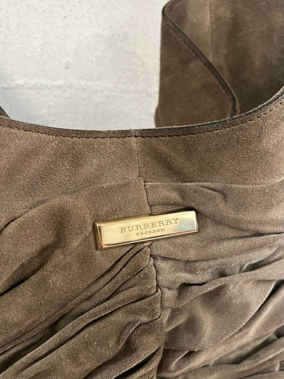 버버리 프로섬 셔링 스웨이드 레더 호보백 상품이미지3