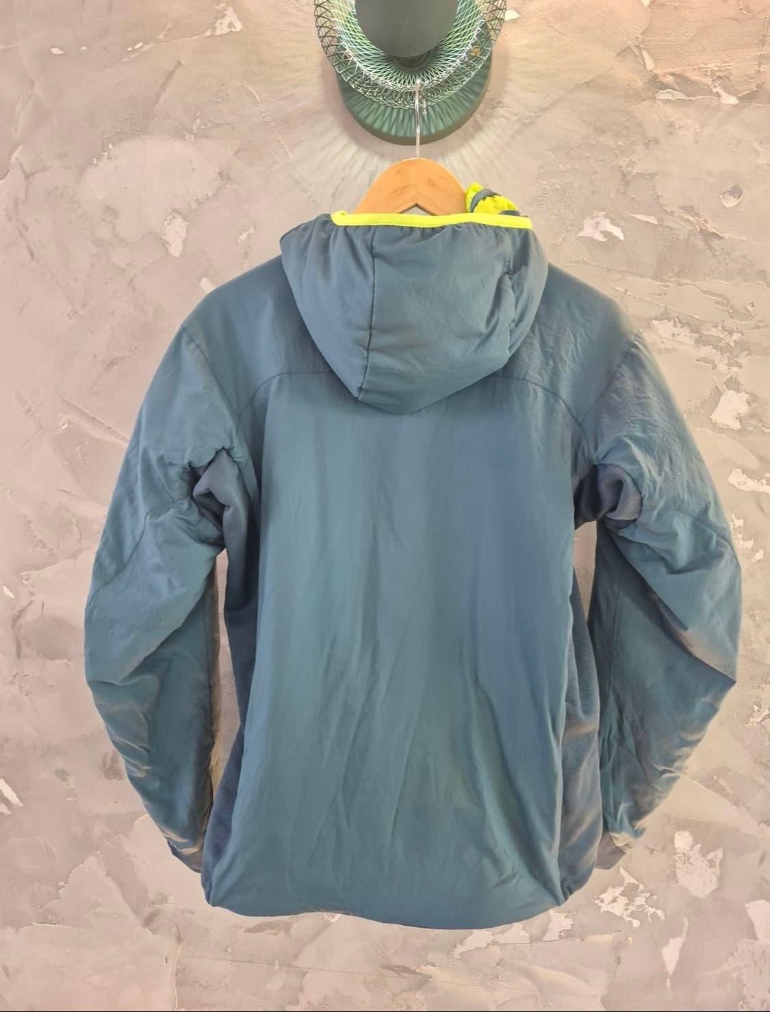 아크테릭스 ATOM LT 후디 95~100 판매합니다. 상품이미지3