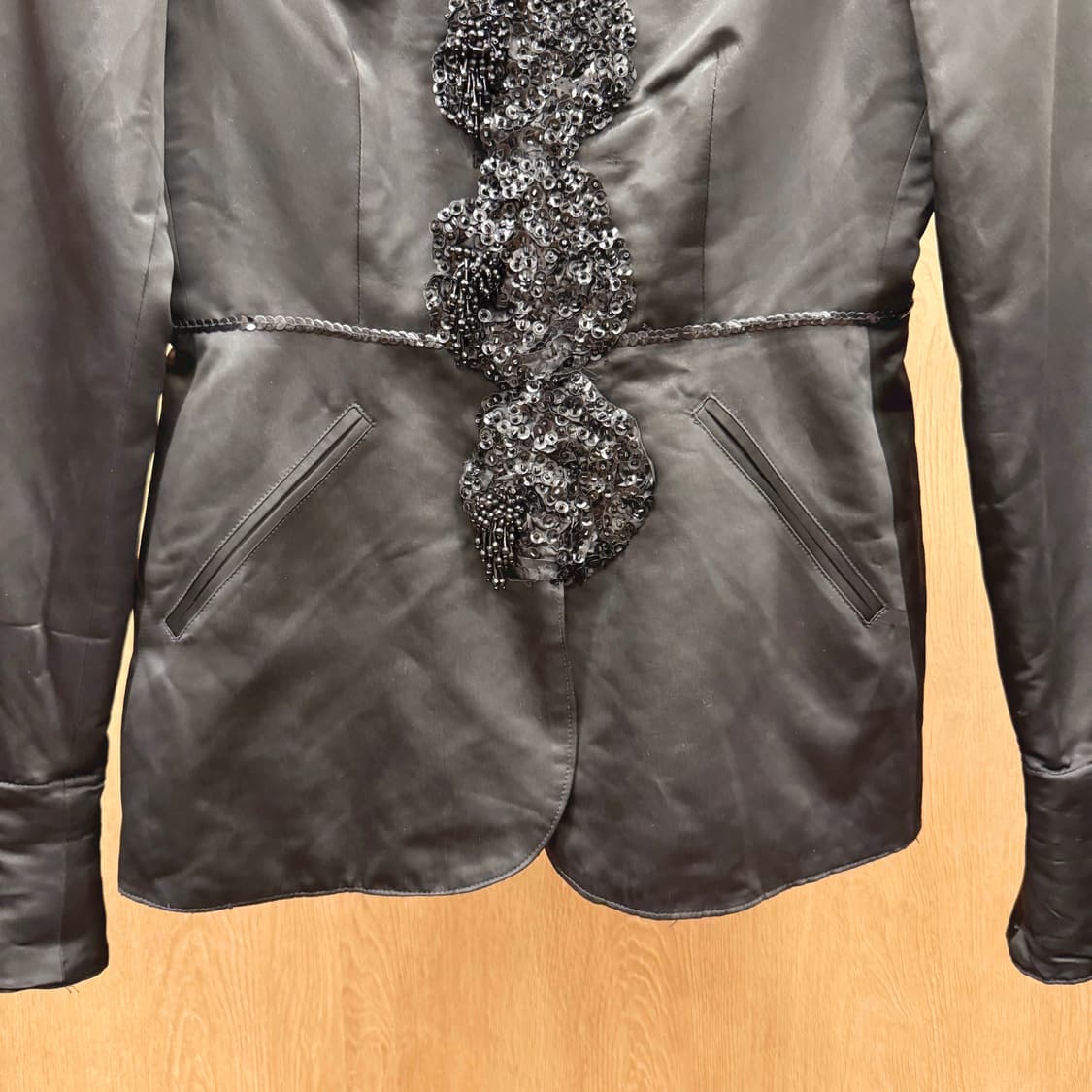 엠포리오 아르마니 클래식 자켓 비즈 스팽글 장식 디테일 블랙 상품이미지5