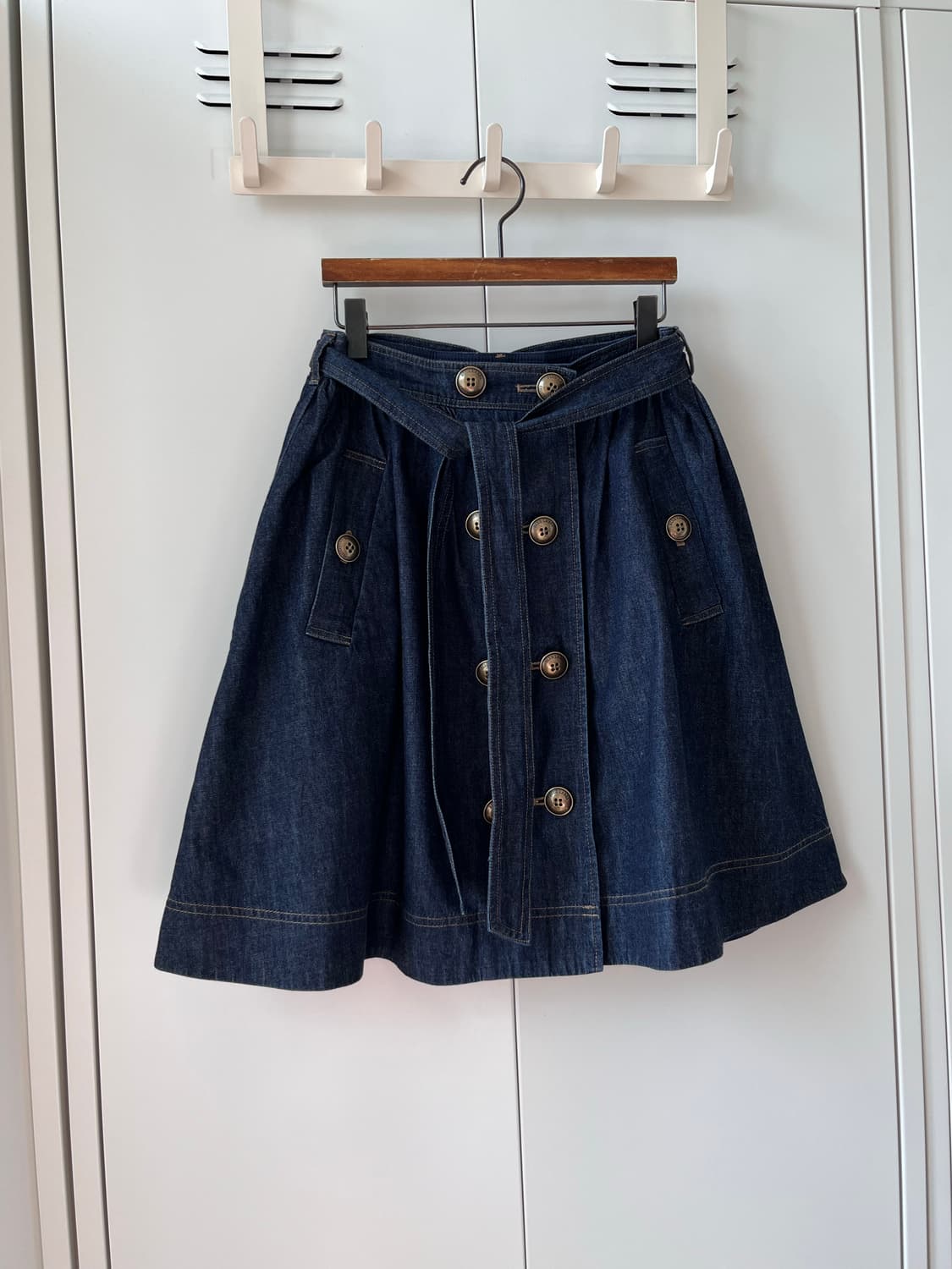Blue Label 금장 단추 플레어 데님 스커트 상품이미지3