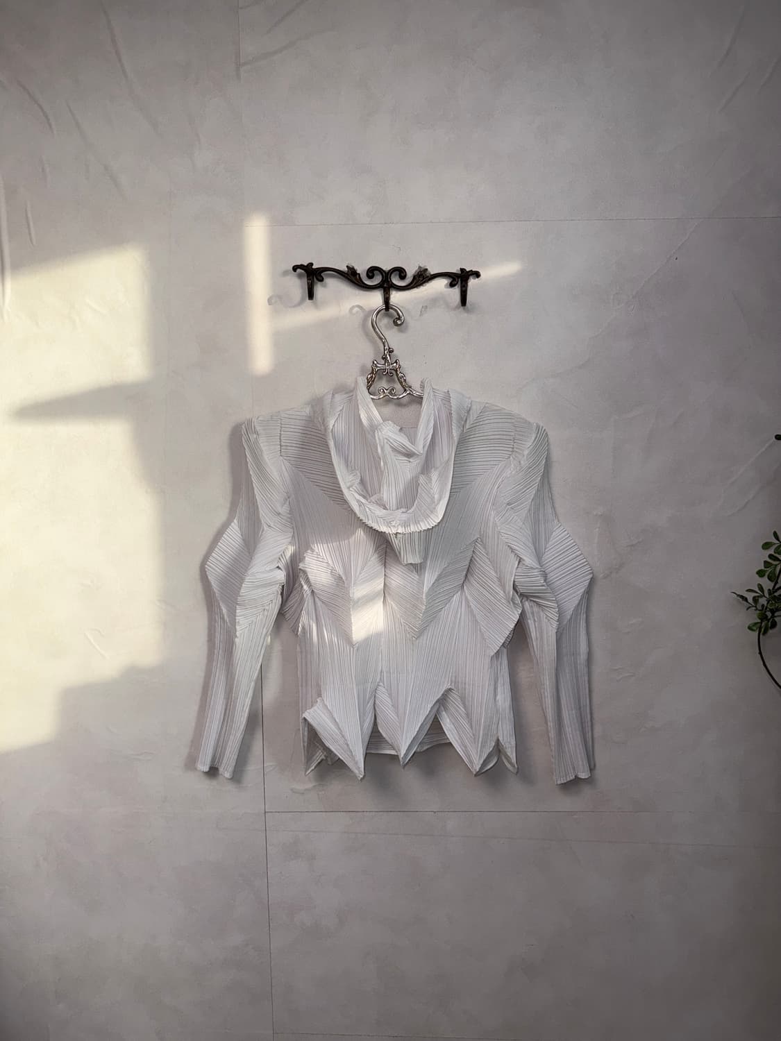 White geometric pleats two way 후드집업 상품이미지4