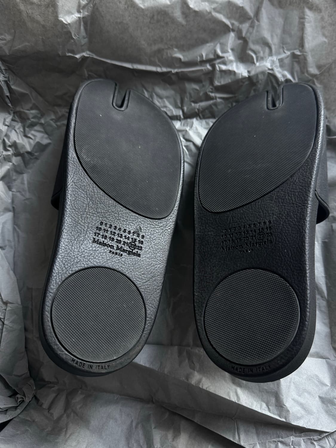 메종 마르지엘라 엠보스 로고 타비 슬라이드 블랙 상품이미지2