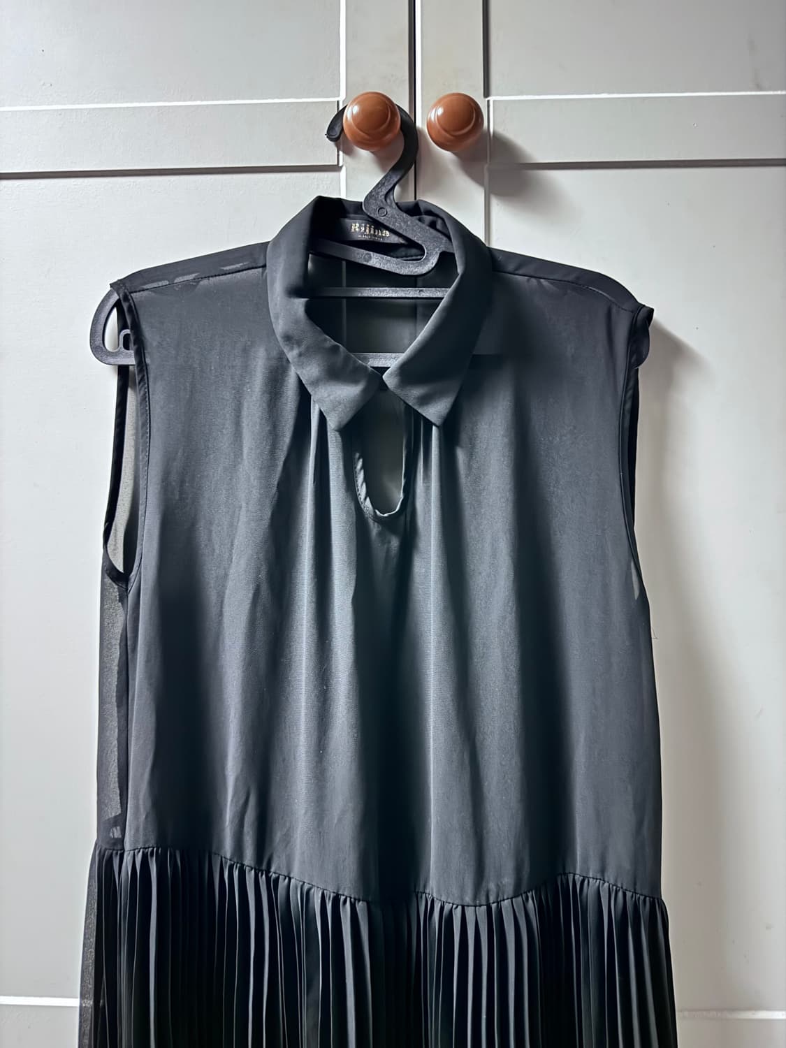 블랙 플리츠 민소매 원피스 상품이미지3