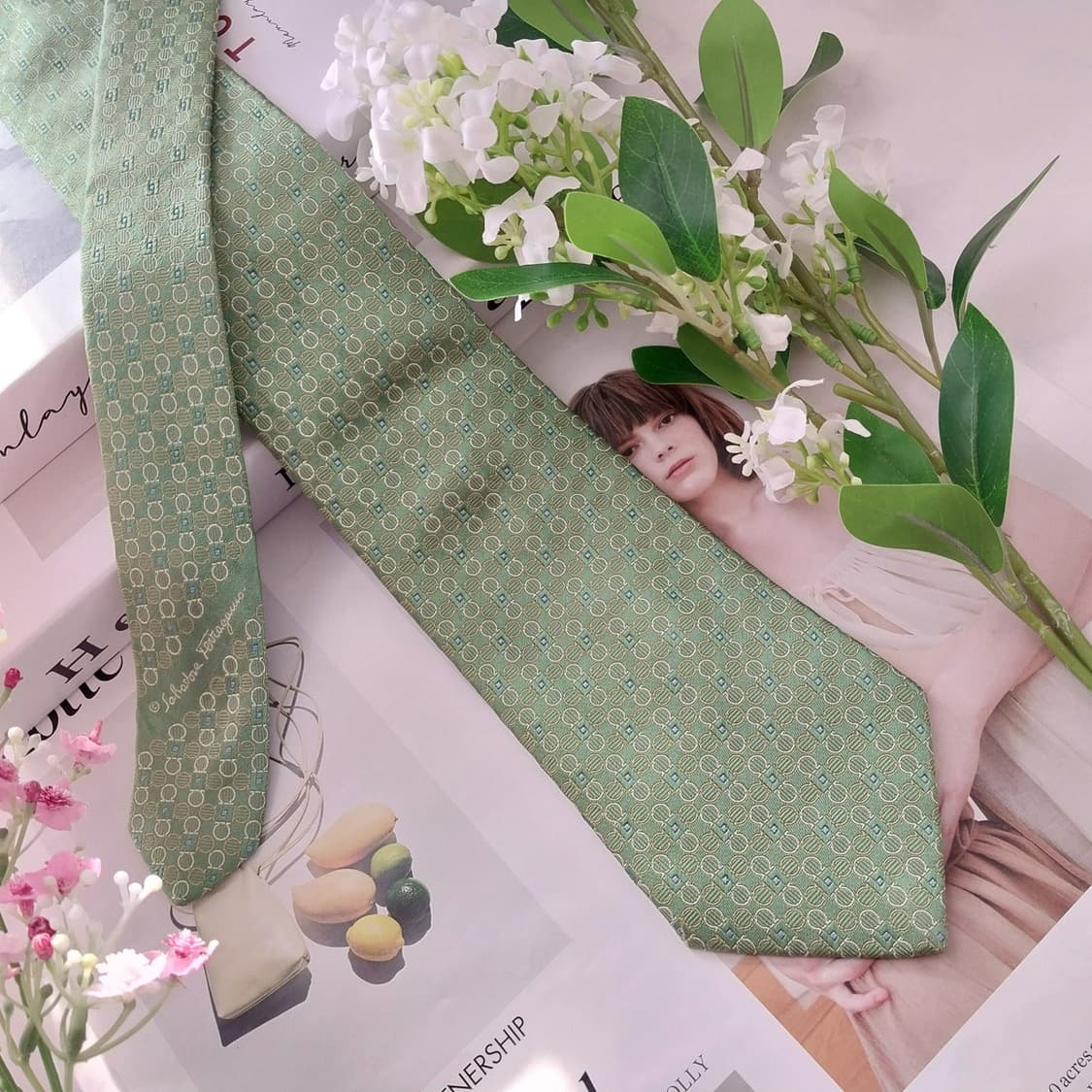 페라가모 실크 그린 간치니 패턴 넥타이 8.7cm A+등급 K1699
 상품이미지2
