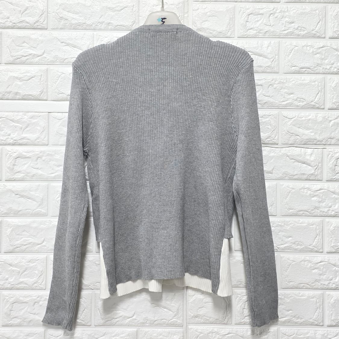 택포// 24s GGPX 회색 V넥 배색 니트 가디건 FREE 상품이미지4
