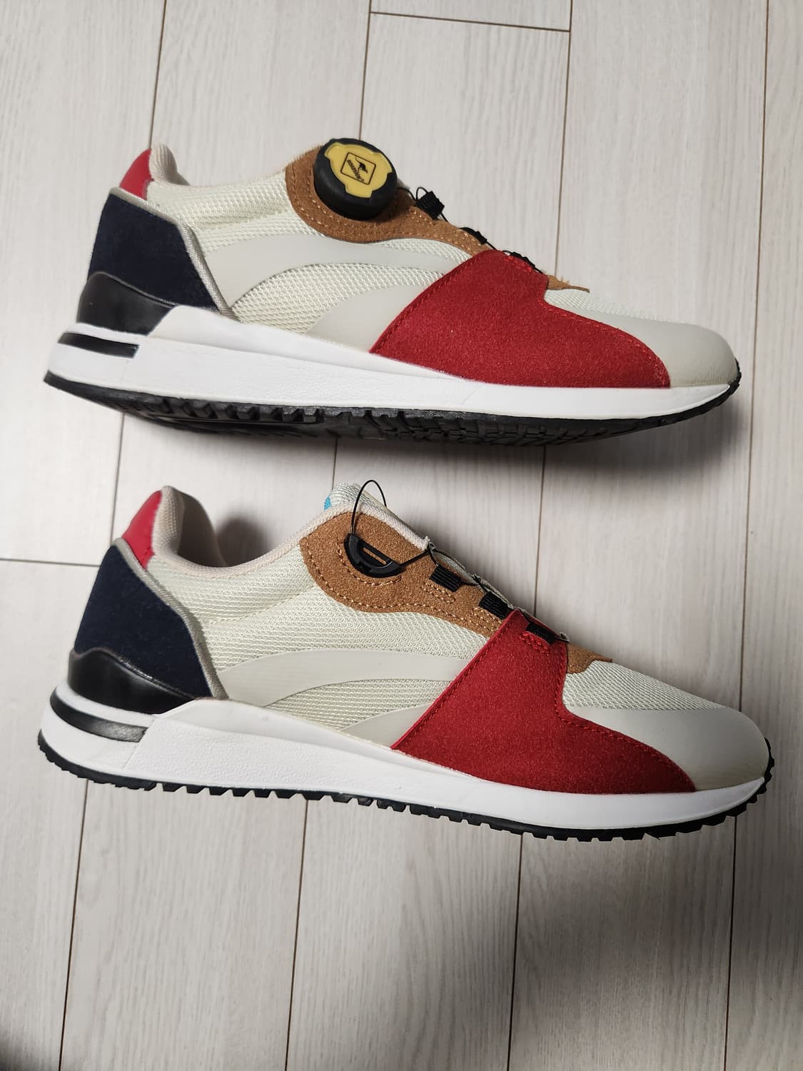 새상품급)로드사인 운동화 여성 다이얼 스니커즈 사이즈240

여러 중고사 상품이미지6