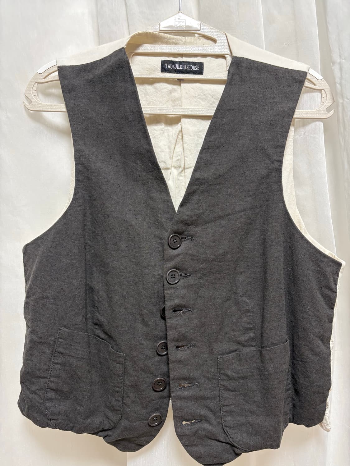 Twobuildershouse. Linen vest 상품이미지1