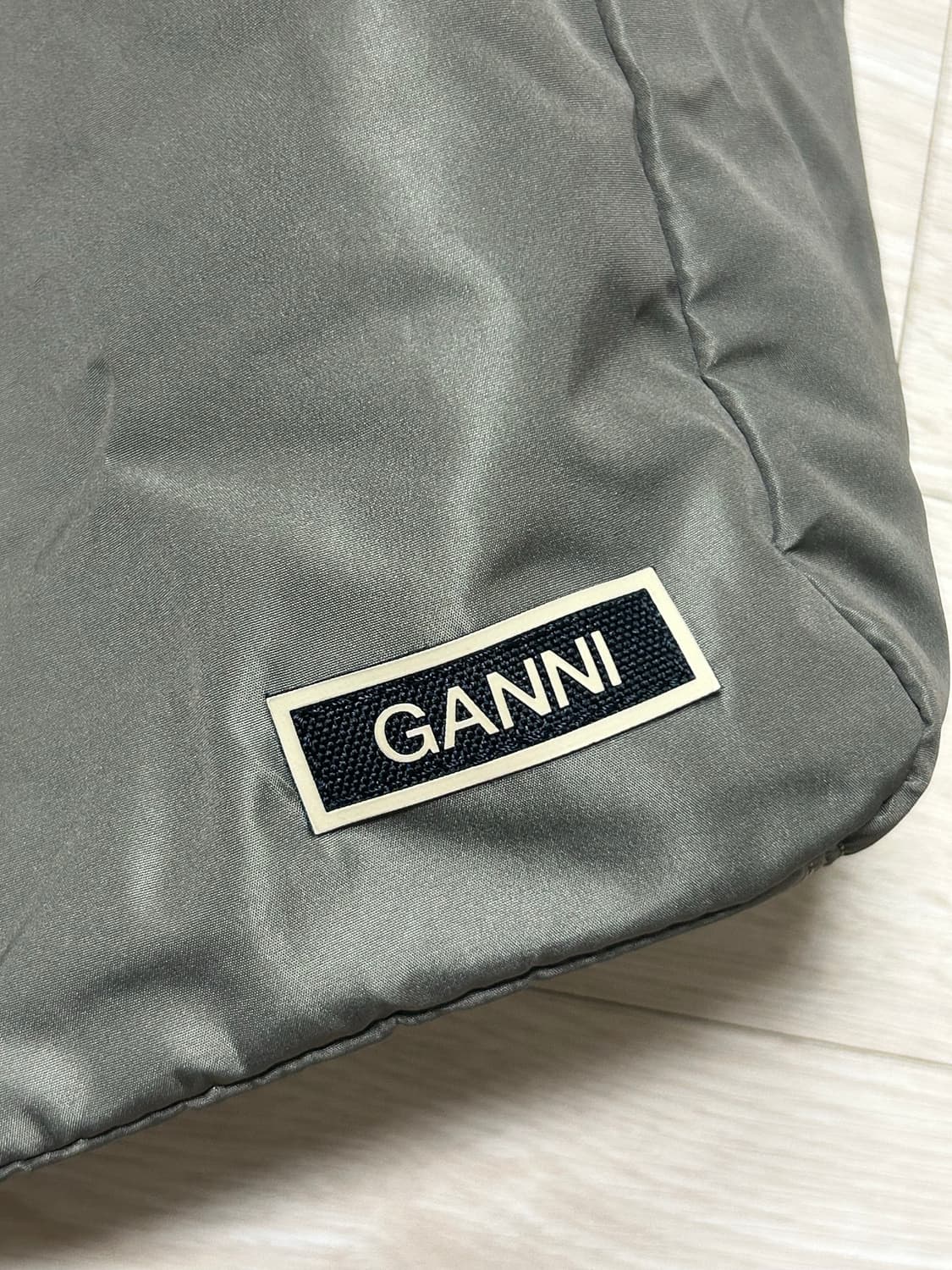 GANNI 가니 드로우스트링 숄더백 카키 (새상품) 상품이미지2