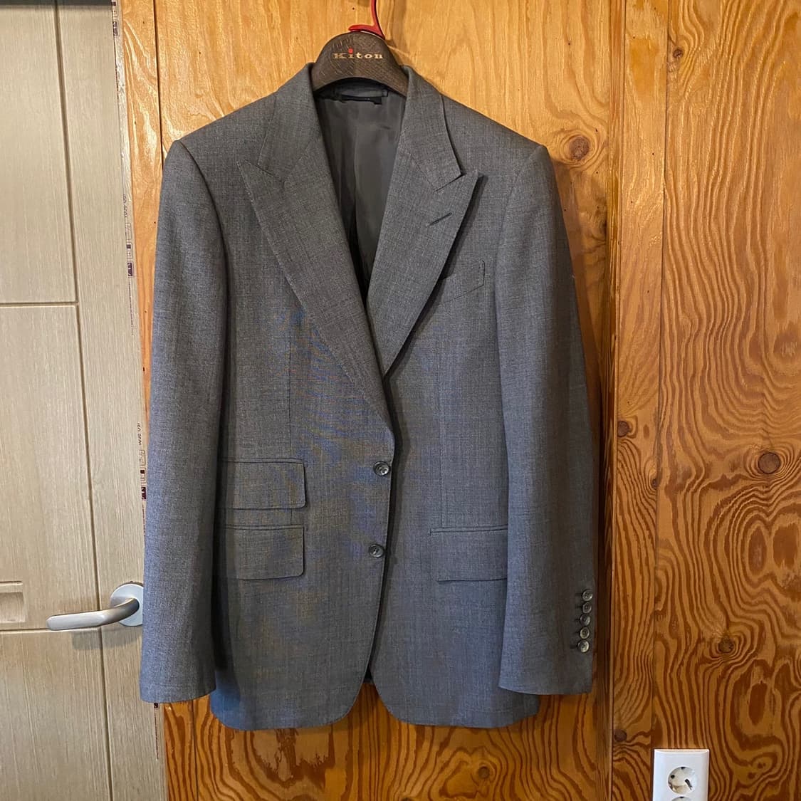 톰포드 윈저 3피스 그레이 수트 판매 합니다. 상품이미지3