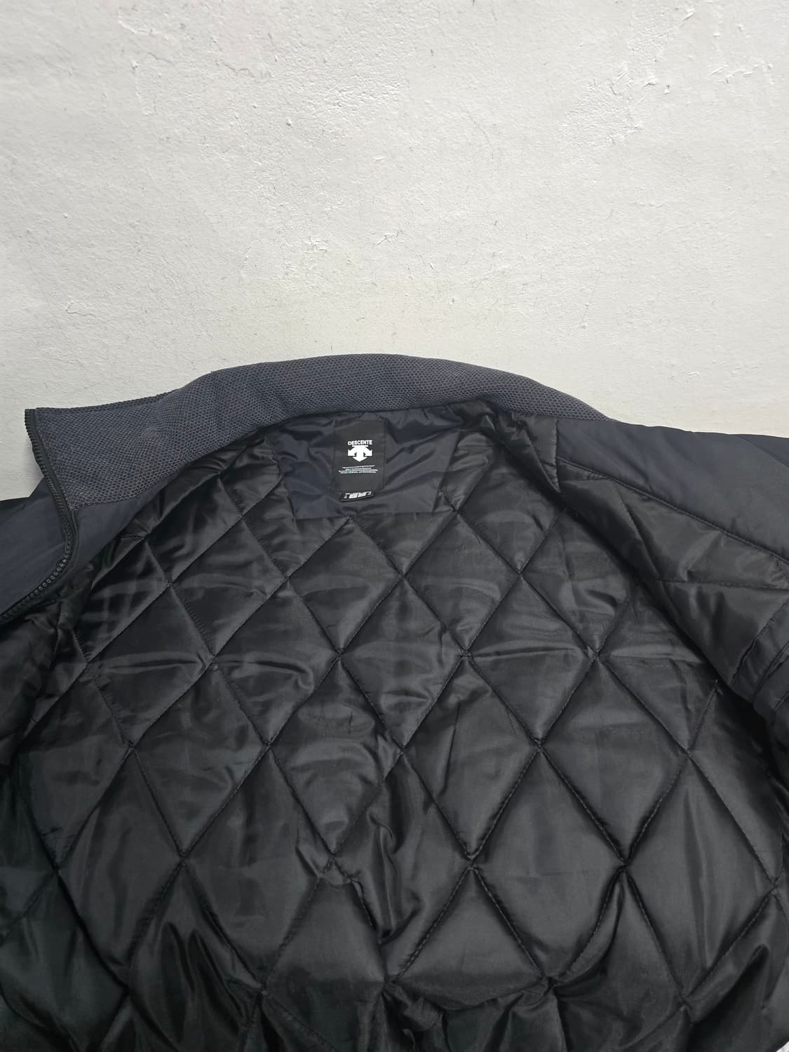 데상트 블랙/레드 패딩 점퍼 상품이미지5