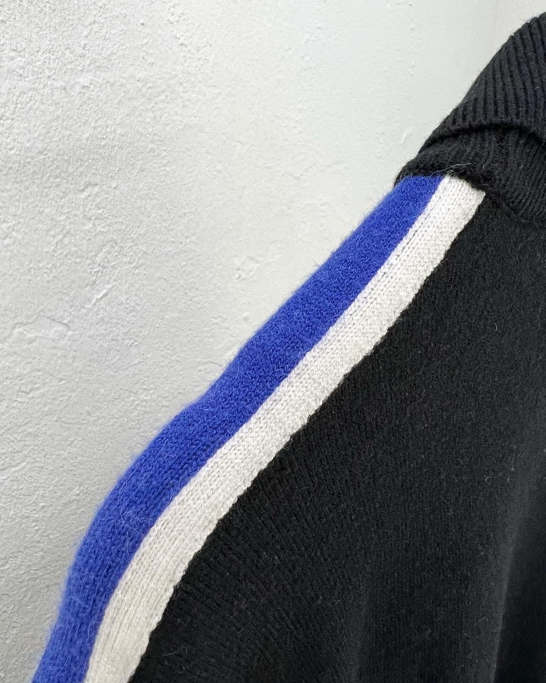 베네통 블랙 로고 라인디테일 카라 니트 상품이미지7