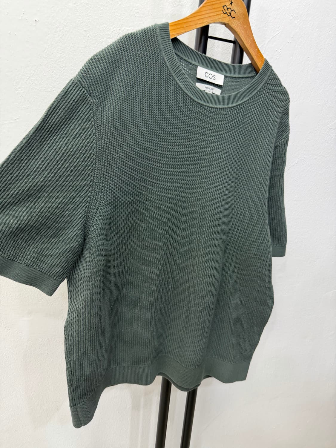 정품) COS 코스 남성 레귤러핏 그린 반팔 니트티 M 상품이미지2