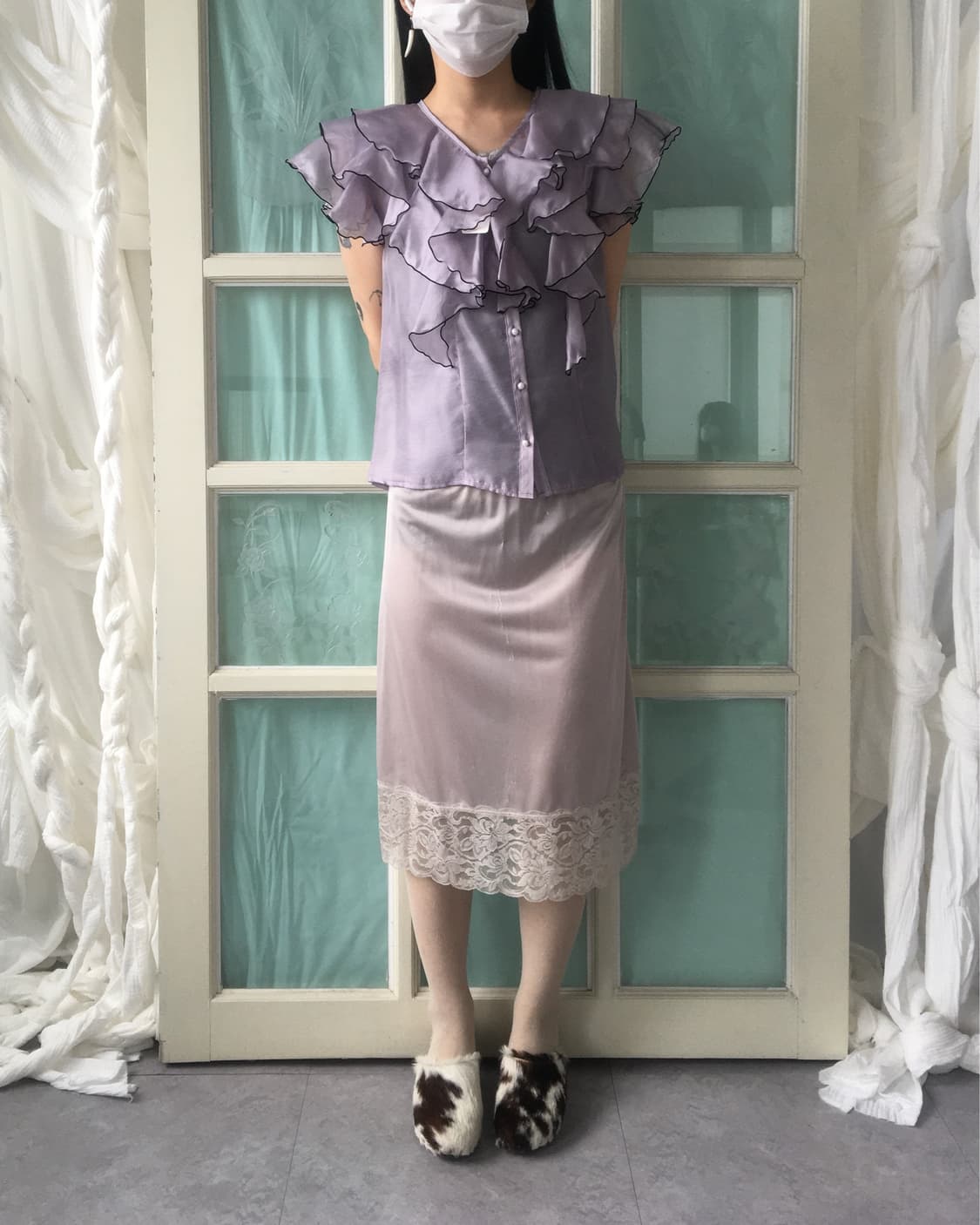 Ruffle point glossy blouse 상품이미지1