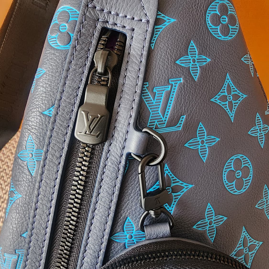 새상품급 루이비통 네이비 리버블루 쉐도우 모노그램 듀오 슬링백 상품이미지4