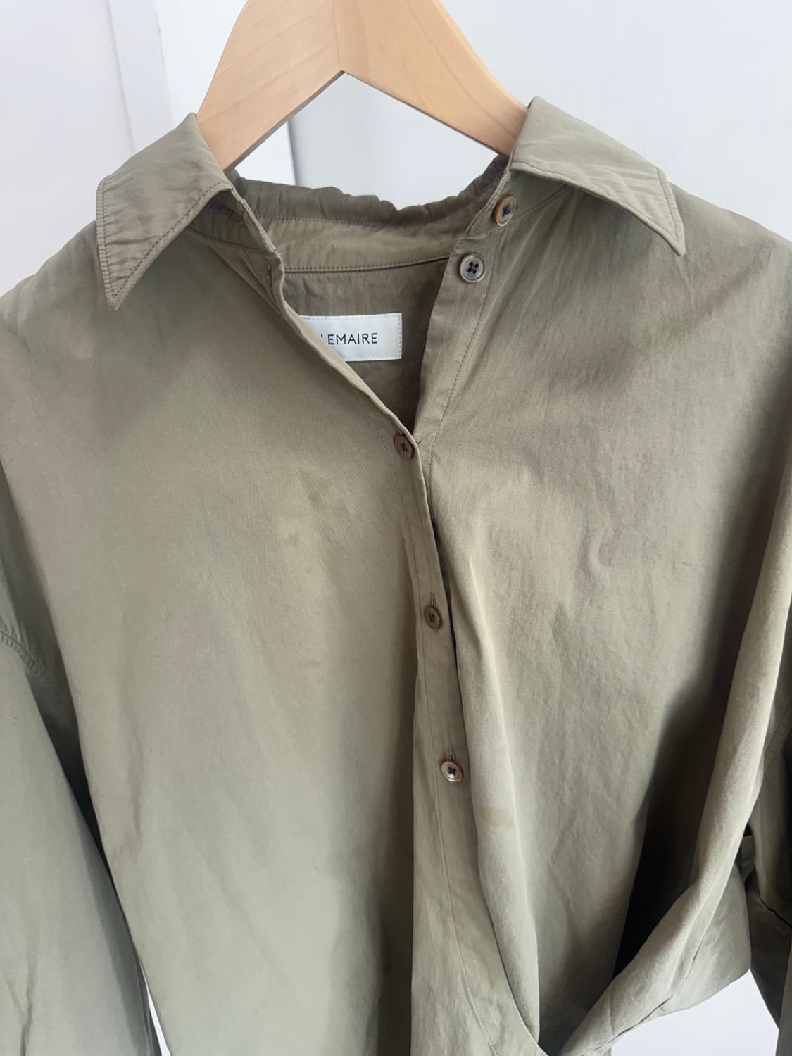  르메르 스트레이트 칼라 트위스트 셔츠 더스티 카키 3 상품이미지2