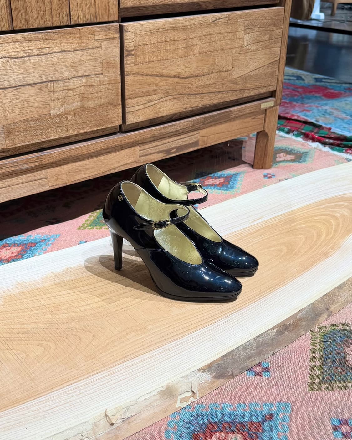 샤넬 블랙 레더 페이던트 금장 cc 로고 메리제인 펌프스 상품이미지1