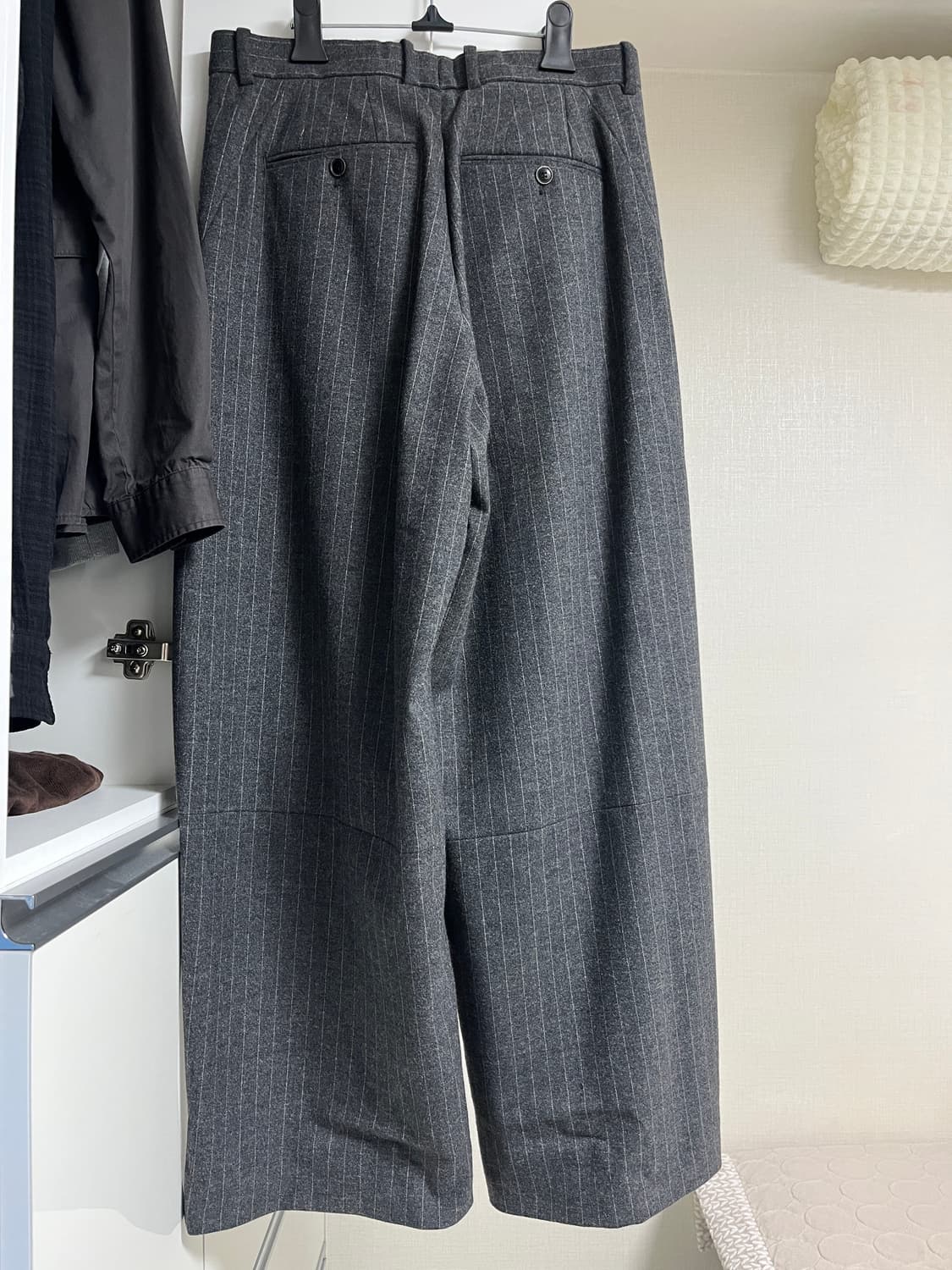 해칭룸 와이드 커브 트라우저 스트라이프 차콜 상품이미지3