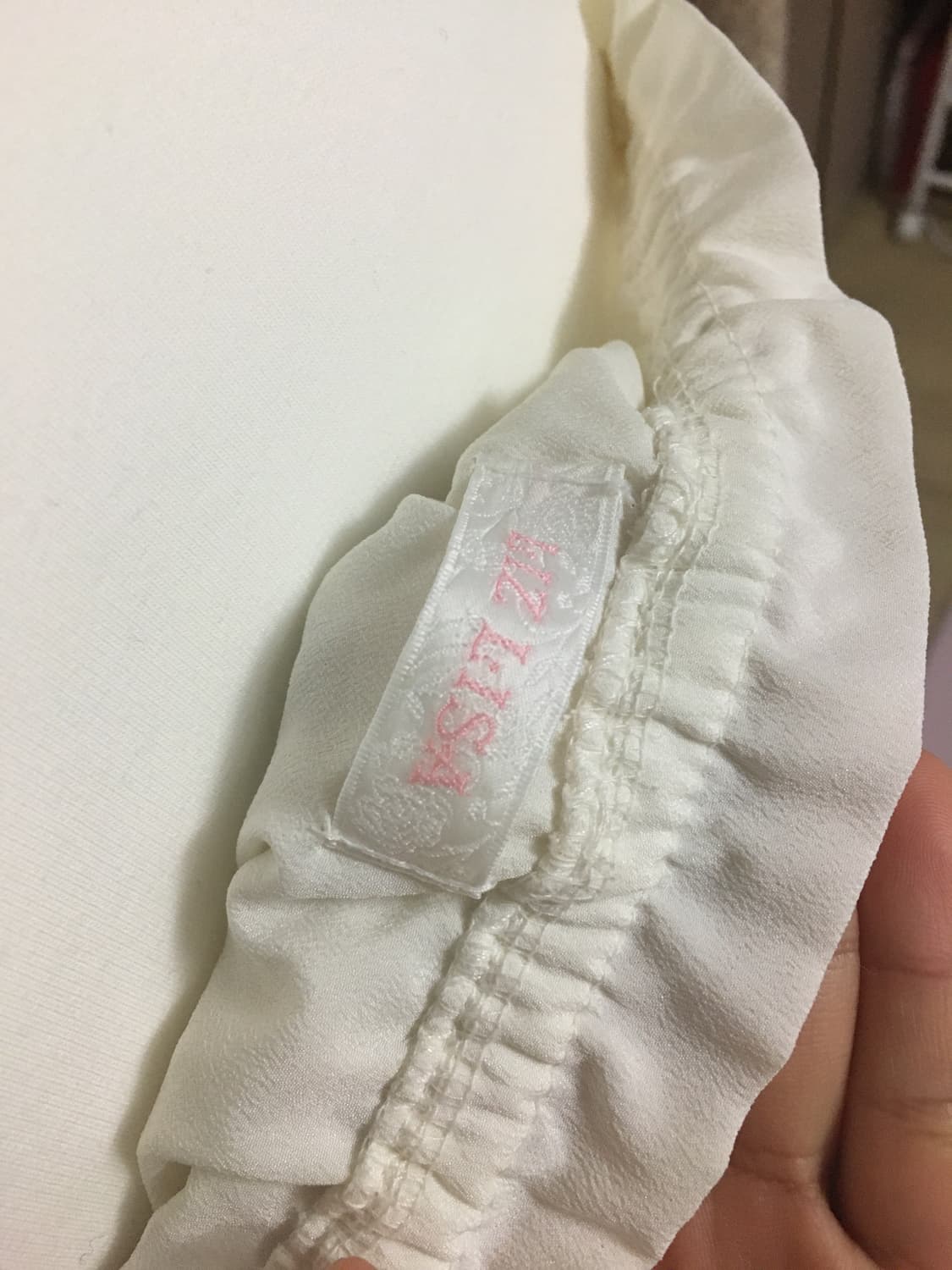 Lizlisa 리즈리사 고전 핀터깔 라떼갸루 오프숄더 블라우스 상품이미지3