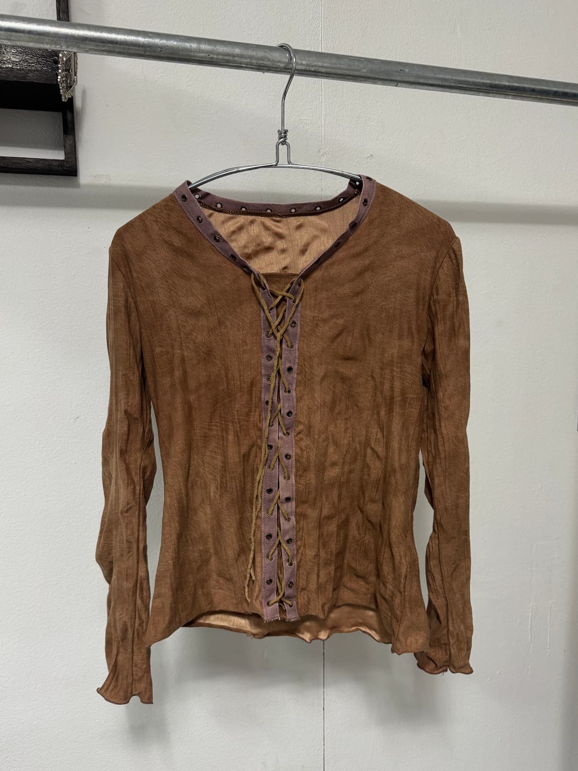 브라운 아일렛 디테일 탑 상품이미지2