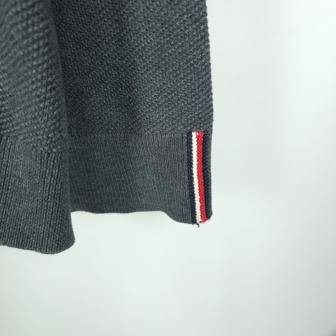 [타미힐피거] 스몰 로고 자수 니트 챠콜 M18781 상품이미지7