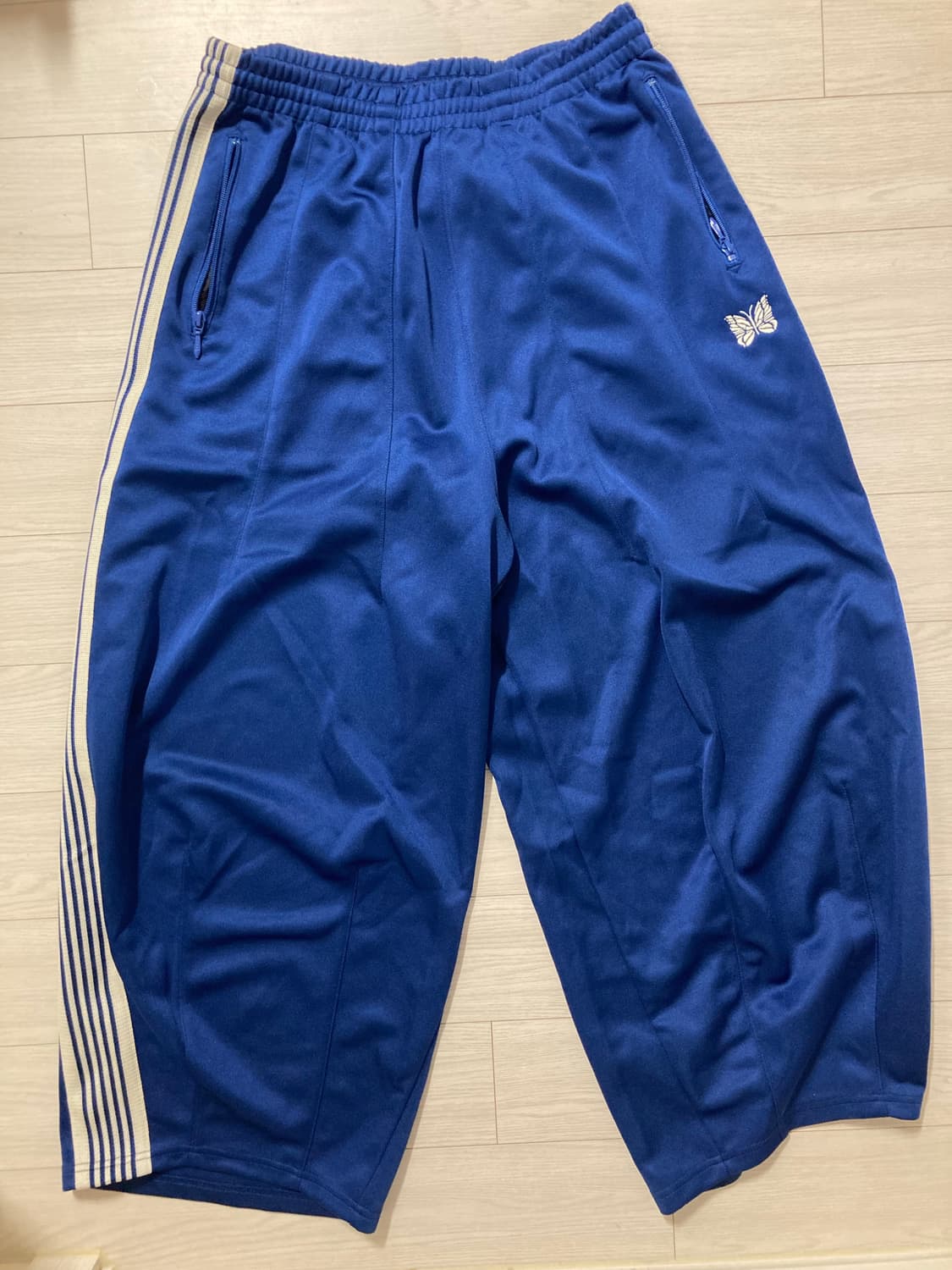 니들스 로얄블루 hd 트랙팬츠 팝니다 상품이미지2