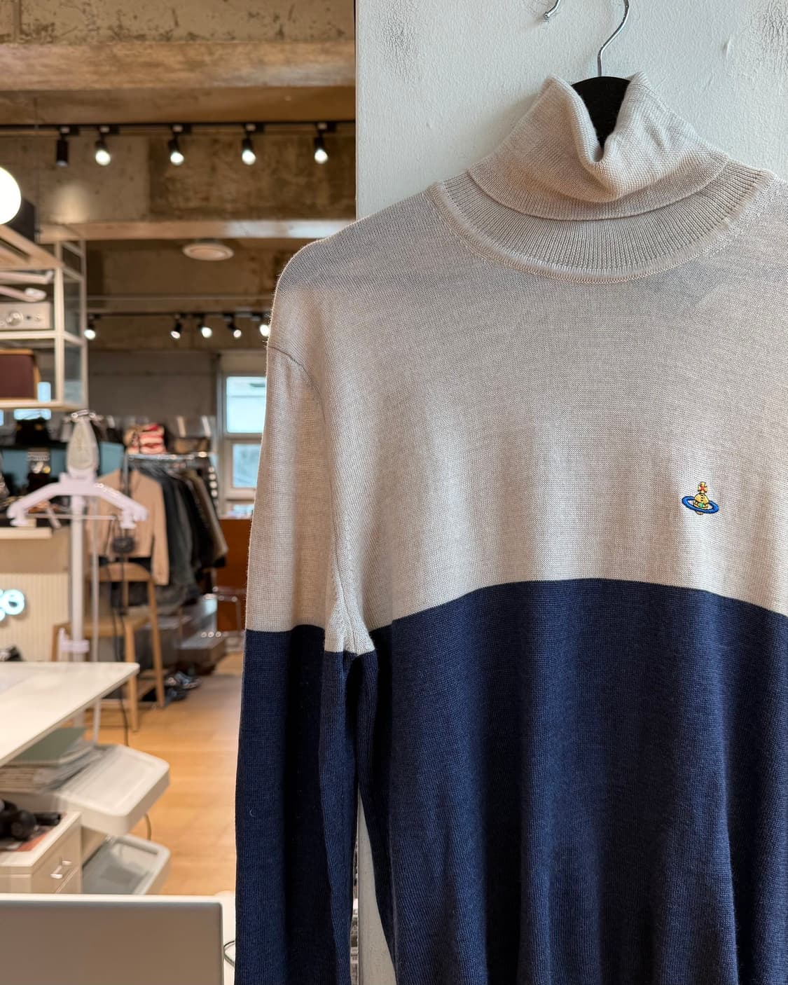 비비안웨스트우드 네이비 베이지 orb자수 터틀넥 니트  상품이미지4