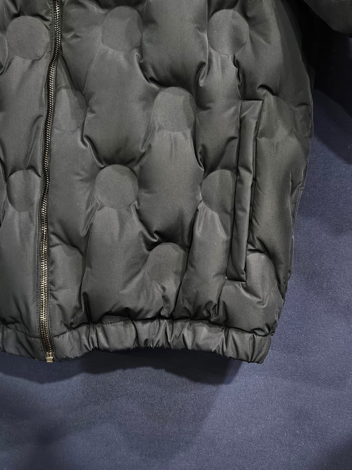 골스튜디오 엠보싱 블랙컬러 남성 세미오버핏 95 덕다운 경량패딩  상품이미지7