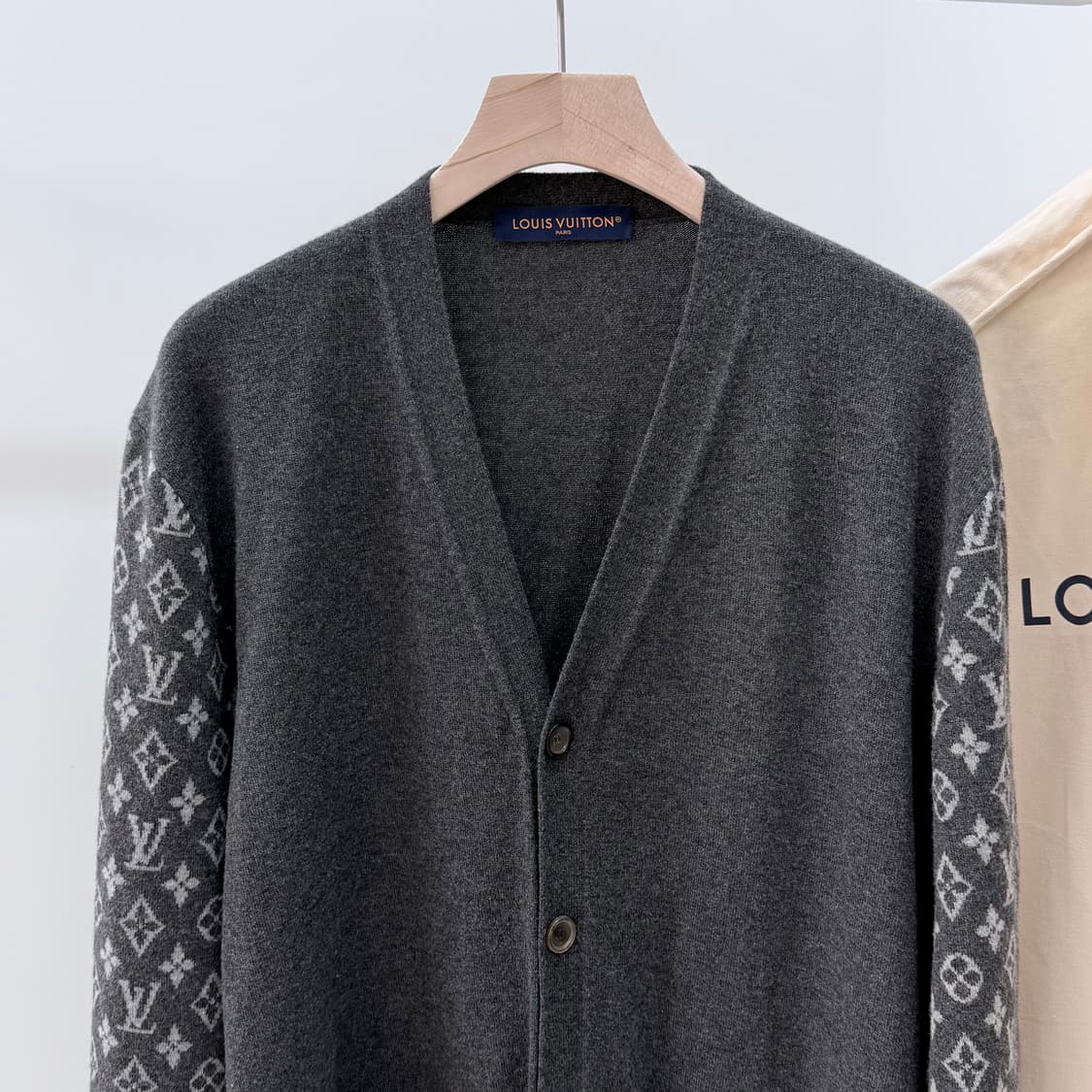 [S+급/2XL] 루이비통 모노그램 캐시미어 가디건 그레이 상품이미지2